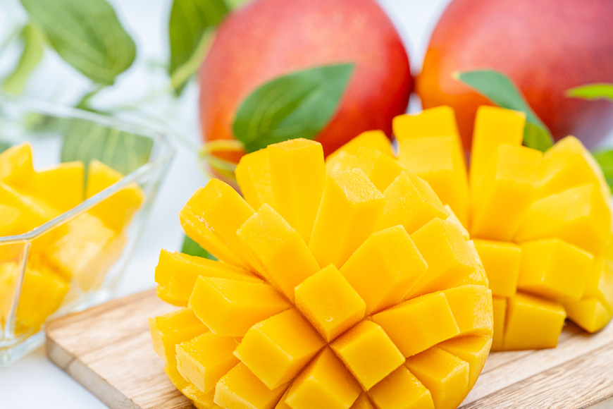 【2026年発送】沖縄県糸満産の「濃厚アップルマンゴー」1kg　オリジナル贈答用化粧箱入り　生産者：ゆいぐくるマンゴー 33-2