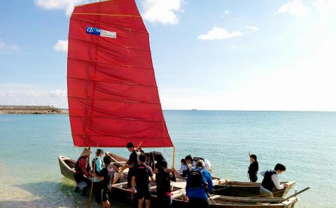 沖縄の海風を体感できる「伝統漁船 帆掛けサバニ体験」（1名～6名）
