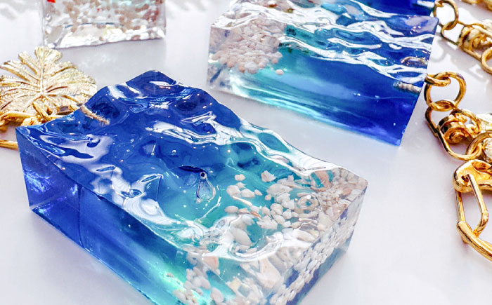 レジンアート 『海のかけらキーホルダー』 長方形 ブルー × ターコイズ 【沖縄の星の砂入り】 キーホルダー レジンアート 海 雑貨 おしゃれ 沖縄市 / Kays Artistry [BCAG023]