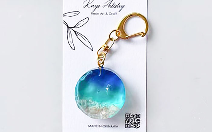レジンアート 『海のかけらキーホルダー』 丸型 ブルー × ターコイズ 【沖縄の星の砂入り】キーホルダー レジンアート 海 雑貨 おしゃれ 沖縄市 / Kays Artistry [BCAG024]