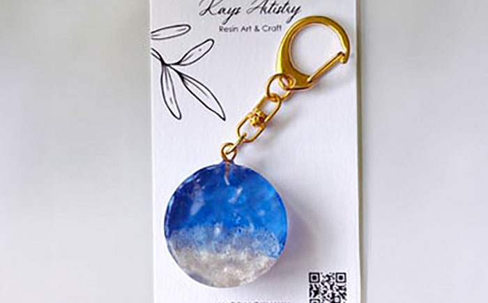 レジンアート 『海のかけらキーホルダー』 丸型 ブルー 【沖縄の星の砂入り】キーホルダー レジンアート 海 雑貨 おしゃれ 沖縄市 / Kays Artistry [BCAG027]