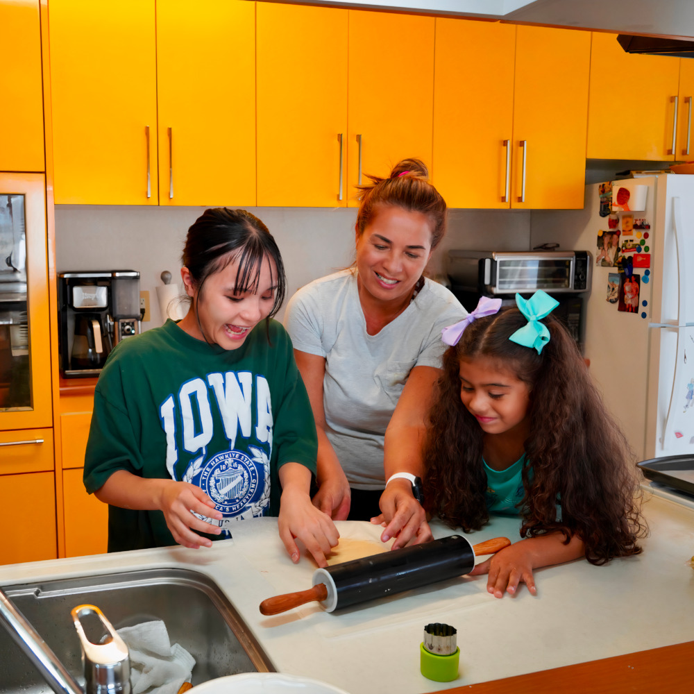 沖縄で留学体験！「まちなか留学」8回パック 留学 ホームステイ 沖縄 体験型 体験チケット 沖縄市 / HelloWorld株式会社 [BCAX002]