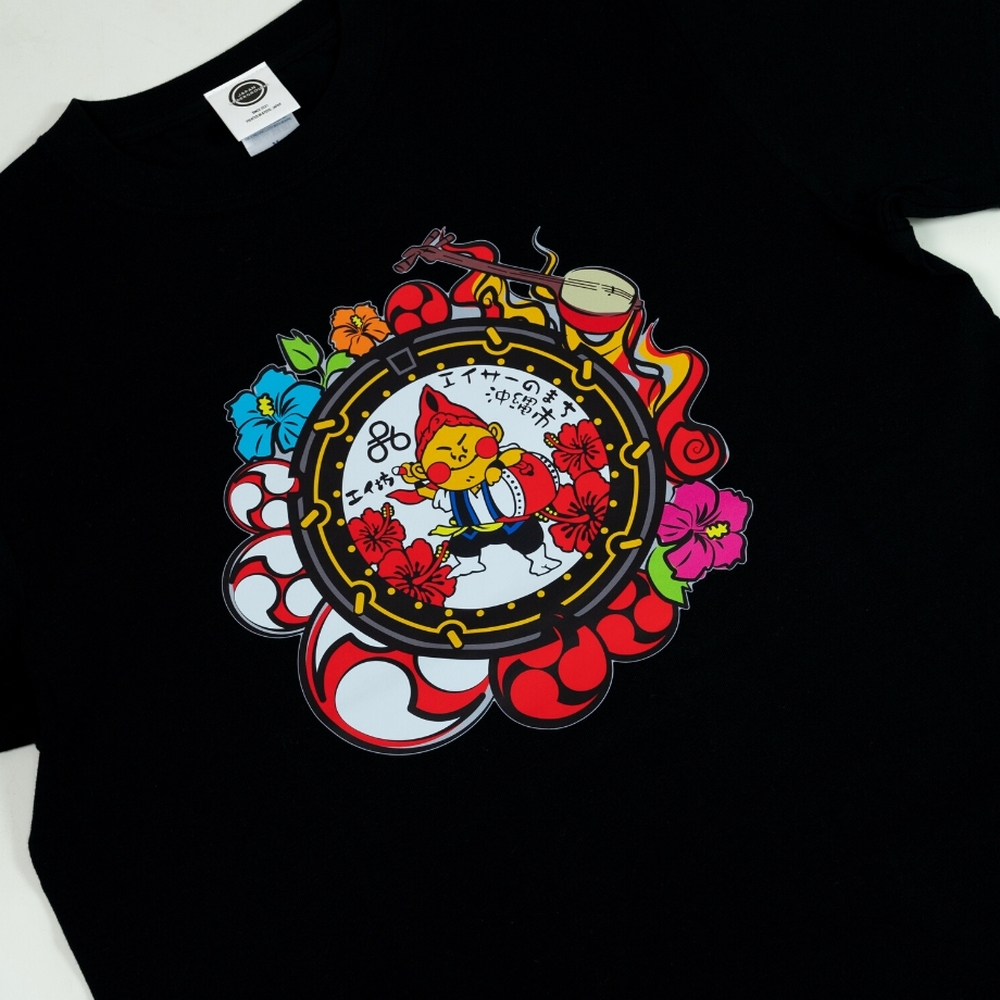 沖縄市 マンホールTシャツ エイ坊 (黒 / Sサイズ) Tシャツ 半袖 キャラクター メンズ レディース 沖縄市 黒色 沖縄市 / 株式会社TAK JAPAN [BCDK002-01]