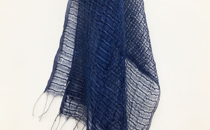 【スタジオ・モフワ】 琉球藍染 すかし麻紬ストール (絹/麻) 大判 絹 レディース ギフト 日本製 おしゃれ ショール 沖縄市 / コザ工芸館ふんどぅ [BCAU027-01]