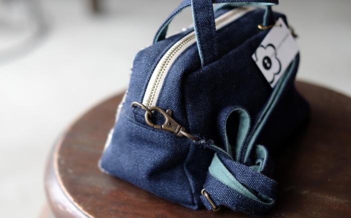 ヤシラミ花織 ランチポーチ+plus 格子モダン (紺色・グレー系織物) ハンドバッグ 手提げバッグ 小さめ おしゃれ レディース 沖縄市 / FABRIC SHOP MINAMI [BCCS002-01]