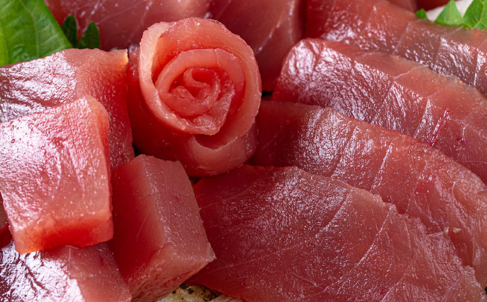 漁港直売店イチオシ3種セット (冷凍キハダマグロ1kg / セーイカ0.6kg / マグロギョーザ24個) 沖縄市 / 沖縄市漁業協同組合 パヤオ直売店 [BCDZ004]