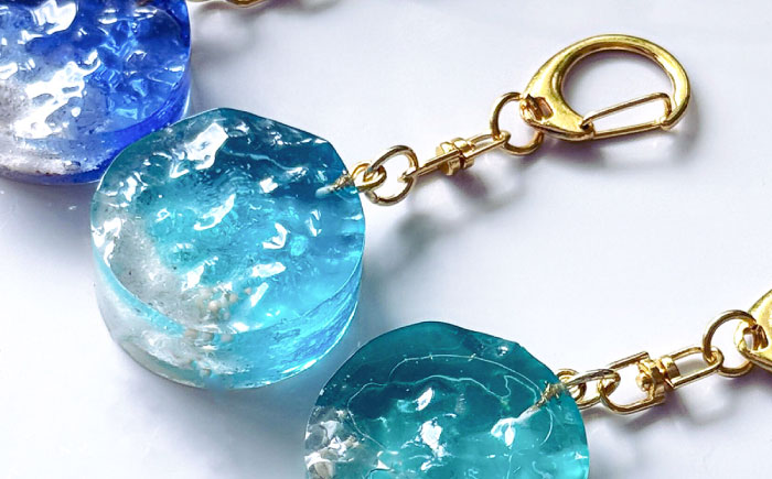 レジンアート 『海のかけらキーホルダー』 丸型 アクアブルー 【沖縄の星の砂入り】キーホルダー レジンアート 海 雑貨 おしゃれ 沖縄市 / Kays Artistry [BCAG025]