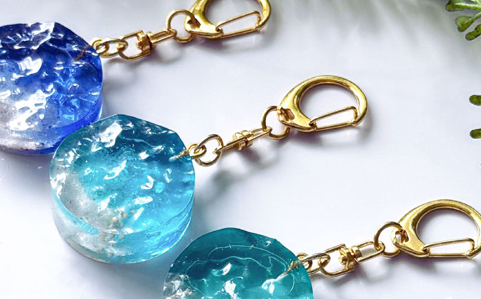 レジンアート 『海のかけらキーホルダー』 丸型 ブルー 【沖縄の星の砂入り】キーホルダー レジンアート 海 雑貨 おしゃれ 沖縄市 / Kays Artistry [BCAG027]