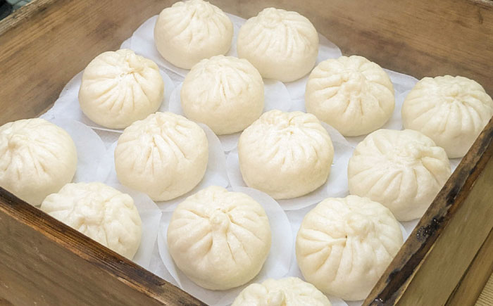 【全12回定期便】あぐーまん 4個入り (2個入り×2P) 肉まん 豚まん 点心 お取り寄せ 冷凍 沖縄市 / 豚々茶舗 [BCBL037]