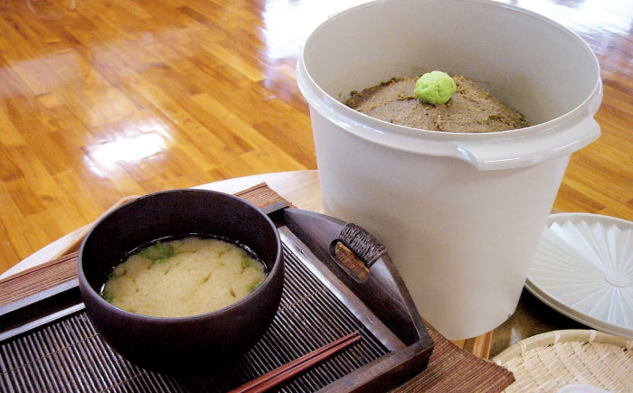 【全12回定期便】沖縄薬膳紅みそ 計600g (300g×2個) 味噌 みそ 国産 沖縄市 / 有限会社ハイビスカスクッキングスクール [BCBU016]