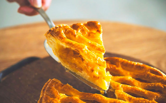 【TVで紹介！】オリジナル★パイナップルパイ (直径約18cm / 約450g) パイン アップルパイ お取り寄せ 絶品 ギフト 年内発送 沖縄市 / 株式会社クロップ [BCCC001]