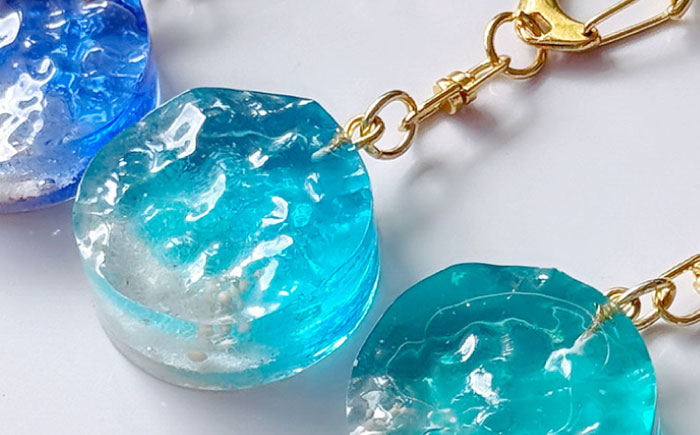 レジンアート 『海のかけらキーホルダー』 丸型 アクアブルー 【沖縄の星の砂入り】キーホルダー レジンアート 海 雑貨 おしゃれ 沖縄市 / Kays Artistry [BCAG025]