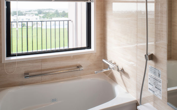 レフ沖縄アリーナ by ベッセルホテルズ デラックスルーム 1泊2日 宿泊券 (1～4名様/朝食付き) 宿泊利用券 沖縄旅行 ホテル チケット ギフト 沖縄市 / 株式会社すこやかホールディングス [BCAP004]