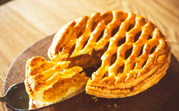 【TVで紹介！】オリジナル★パイナップルパイ (直径約18cm / 約450g) パイン アップルパイ お取り寄せ 絶品 ギフト 年内発送 沖縄市 / 株式会社クロップ [BCCC001]