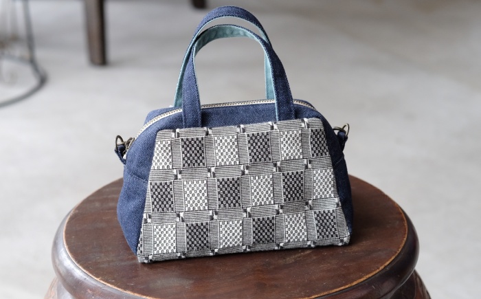 ヤシラミ花織 ランチポーチ+plus 格子モダン (紺色・グレー系織物) ハンドバッグ 手提げバッグ 小さめ おしゃれ レディース 沖縄市 / FABRIC SHOP MINAMI [BCCS002-01]