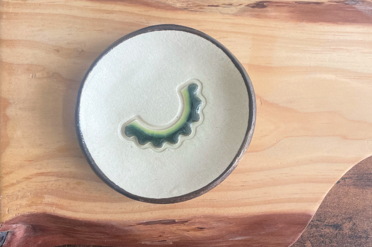 ゴーヤー柄の豆皿（ハーフ）｜やちむん 豆皿 皿 ゴーヤー 沖縄 沖縄県 豊見城市 送料無料（DD005）