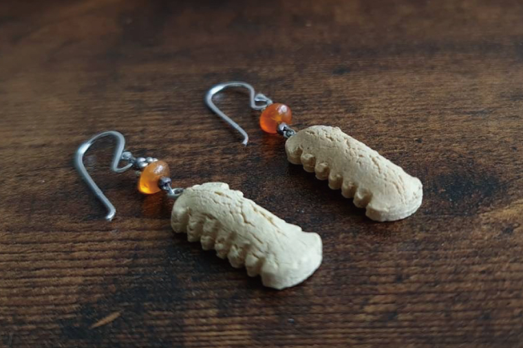 やちむんのちんすこうピアス 1点｜やちむん ピアス ちんすこう 沖縄 沖縄県 豊見城市 ファッション 送料無料（DD019）