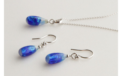 AT005　アクセサリー ピアス ペンダント しずくホワイトホタルガラス SV925セット