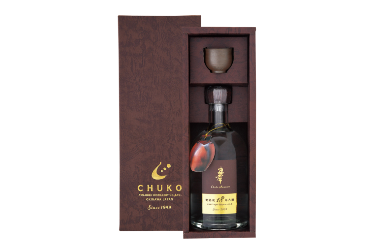 【2024IWSC最高金賞/限定20セット】 忠孝 甕熟成18年古酒40度500ml（おちょこ付き）｜泡盛 あわもり 酒 お酒 酒類 古酒 １本 ユネスコ 無形文化遺産 ユネスコ無形文化遺産登録決定 伝統的酒造り 酒造 沖縄県 沖縄 豊見城市(BY028)