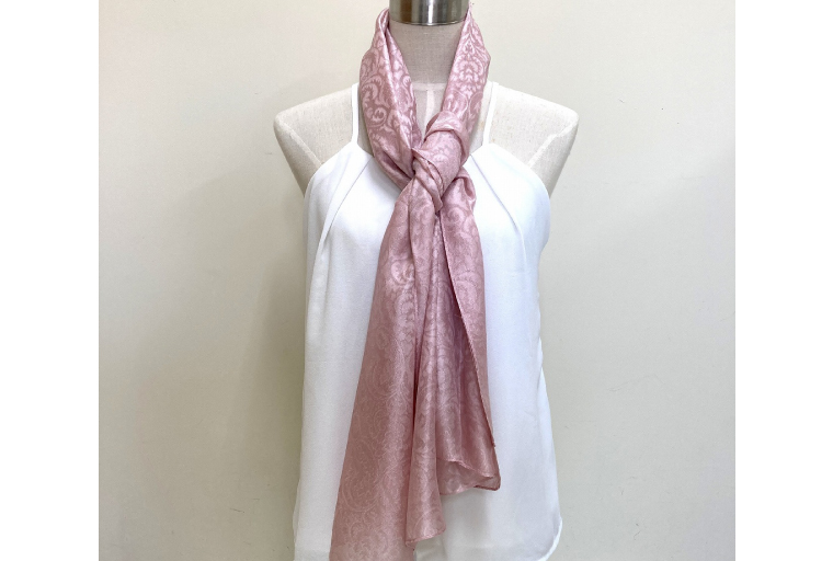 ウージ染め花穂ストール～唐草～｜ストール ショール ウージ染め 花 シルク 唐草 沖縄 おきなわ 沖縄県 ウージ 伝統 贈り物 ギフト 沖縄県 豊見城市(AI030)