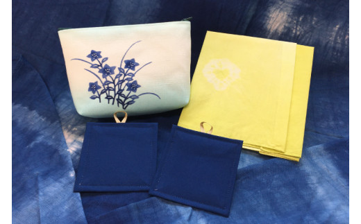 BE002　琉球びんがた（手染め）「ポーチとハンカチとシーサーセット」