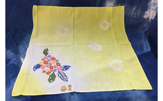 BE002　琉球びんがた（手染め）「ポーチとハンカチとシーサーセット」