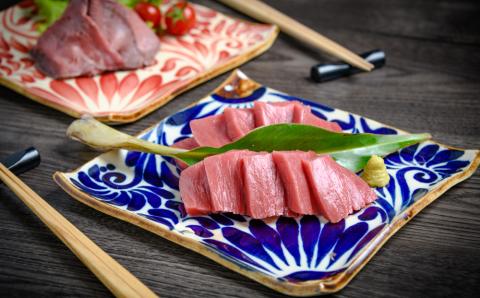 【尚工房】コバルトブルー＆赤 唐草模様 角皿2枚セット　２枚セット　セット　人気　お皿　皿　尚工房　唐草　唐草模様　コバルトブルー　赤　おしゃれ　お洒落　綺麗　キレイ　角皿　やちむん