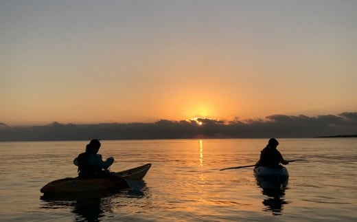 絶景！！サンライズカヤック＆シークレットビーチ上陸ツアー！【2名様】