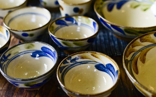 沖縄のやちむん 唐草模様4寸マカイ（御飯茶碗）ペア【ネイビー×オリーブ】