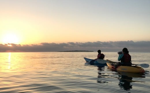 絶景！！サンライズカヤック＆シークレットビーチ上陸ツアー！【2名様】