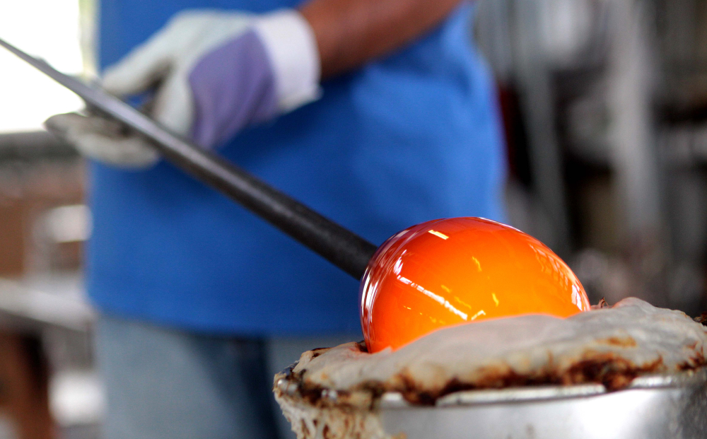 《マイグラスを作ろう！》琉球ガラス匠工房の吹きガラス体験【1名様】