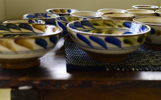 【沖縄のやちむん】でいご6寸そばマカイ　ペア【ネイビー×ブラウン】