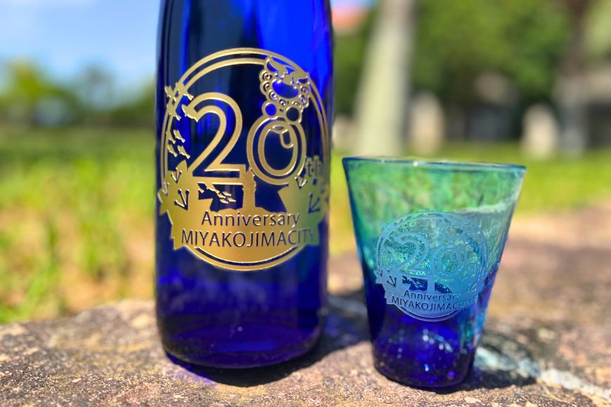 CW18【宮古島市制施行20周年記念】記念ロゴ刻印 泡盛一升瓶・琉球グラスセット