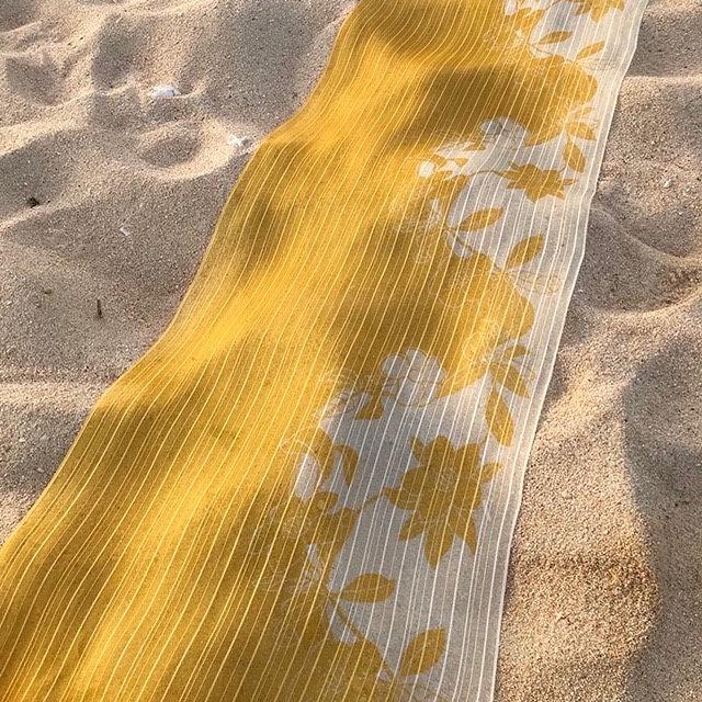 AY103　黄金色のショール　福木染め　南国 沖縄 離島 宮古島 ショール 黄金色 福木染め フクギ 正絹 手染め