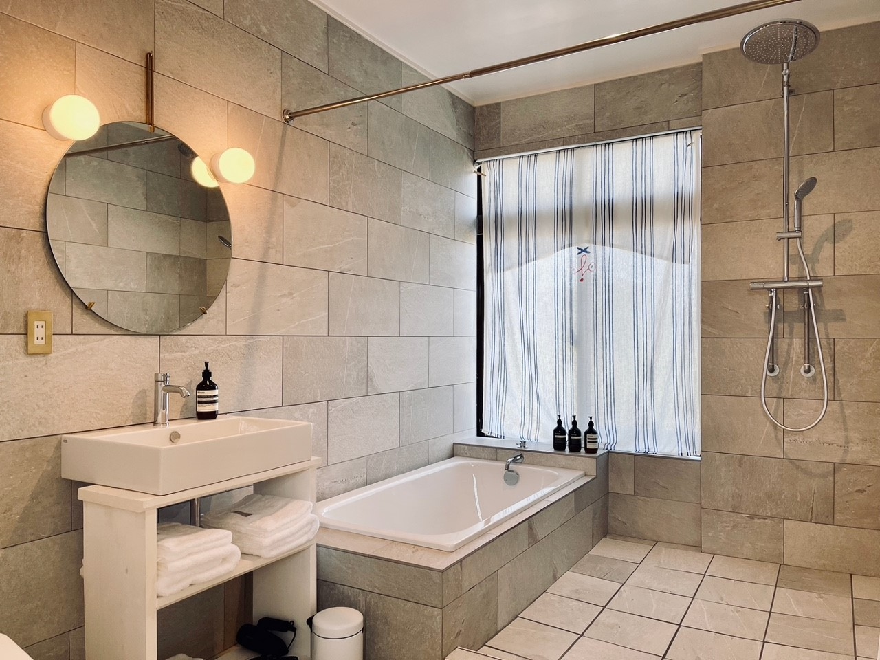 AZU001　世界30ヵ国の旅から生まれた宿『AZZURRA（アッズーラ） ペア宿泊券』（2名様2泊 素泊まり）