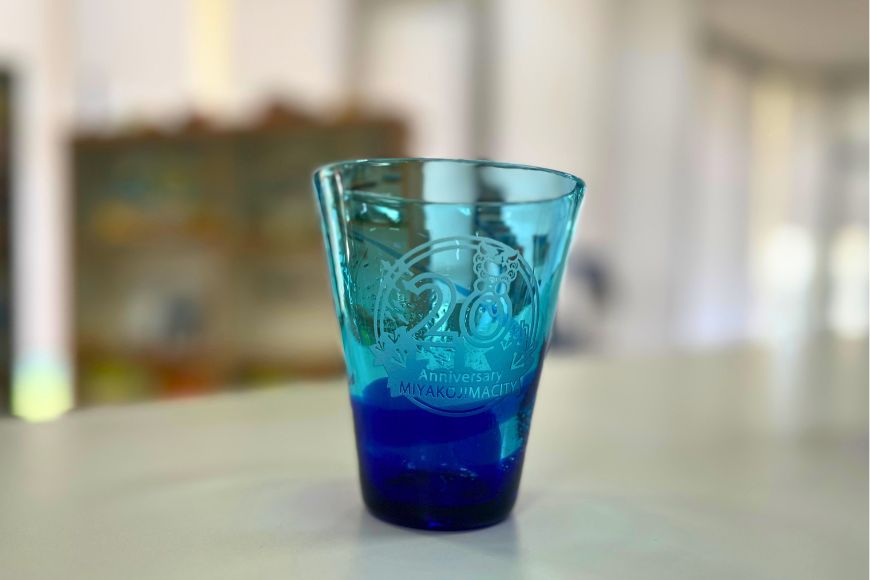 CW18【宮古島市制施行20周年記念】記念ロゴ刻印 泡盛一升瓶・琉球グラスセット