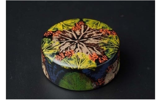 かりゆし書鎮（中）作品名【花に囲まれて】