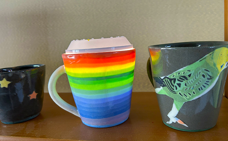 透土練り込み　ぐいのみペア（ピンク・ブルー） モンステラ柄 日用品 食器 コップ カップ ぐい呑み セット 陶器 焼物 やちむん 工芸品 伝統工芸 桃 青 プレゼント ギフト 贈り物 贈答品 ふるさと 沖縄県 大宜味村