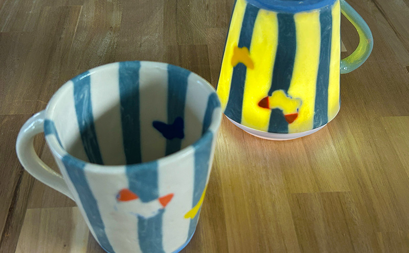 透土練り込み　マグカップ　蝶ストライプ柄 日用品 食器 コップ カップ マグカップ 陶器 焼物 やちむん 工芸品 伝統工芸 蝶々 ストライプ柄 青 白 ギフト 贈り物 贈答品 ふるさと 沖縄県 大宜味村