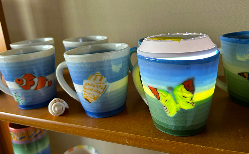 透土練り込み　ぐいのみペア（ピンク・ブルー） モンステラ柄 日用品 食器 コップ カップ ぐい呑み セット 陶器 焼物 やちむん 工芸品 伝統工芸 桃 青 プレゼント ギフト 贈り物 贈答品 ふるさと 沖縄県 大宜味村