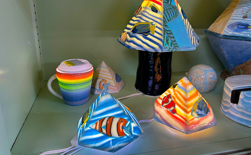 透土練り込み　マグカップ　蝶ストライプ柄 日用品 食器 コップ カップ マグカップ 陶器 焼物 やちむん 工芸品 伝統工芸 蝶々 ストライプ柄 青 白 ギフト 贈り物 贈答品 ふるさと 沖縄県 大宜味村