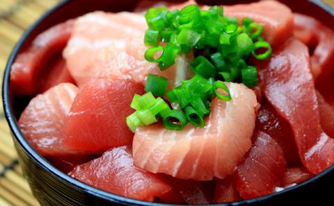 【数量限定】　本部町産　本マグロ切り落し　約250ｇ 鮪 本マグロ 送料無料 ギフト グルメ お祝い 贈答品 プレゼント 土産 お取り寄せ 柵 刺身 さしみ 海鮮 海産物 美ら海 本部町 250ｇ 切り落とし