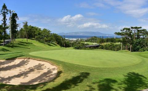 チケット 平日限定 ゴルフプレー券 3名  (恩納村・1ラウンド )【美らオーチャードゴルフ倶楽部】