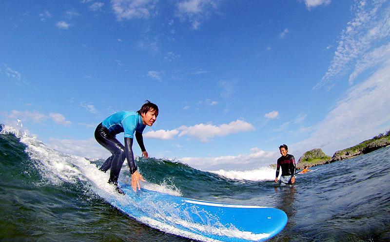 恩納村でサーファーデビュー！！スクール「なっとくの３回コース」【初心者向け1名様】｜ピナクル