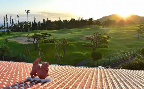 チケット 土・日・祝日 ゴルフプレー券 3名  (恩納村・1ラウンド ) 【美らオーチャードゴルフ倶楽部】