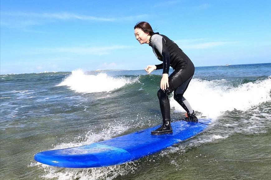 恩納村でサーファーデビュー！！スクール「なっとくの３回コース」【初心者向け1名様】｜ピナクル