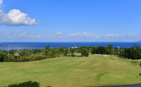 チケット 平日限定 ゴルフプレー券 3名  (恩納村・1ラウンド )【美らオーチャードゴルフ倶楽部】