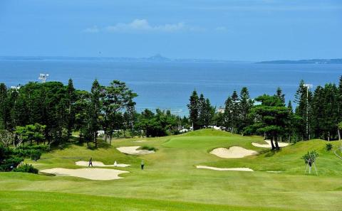 チケット 土・日・祝日 ゴルフプレー券 4名  (恩納村・1ラウンド )【美らオーチャードゴルフ倶楽部】