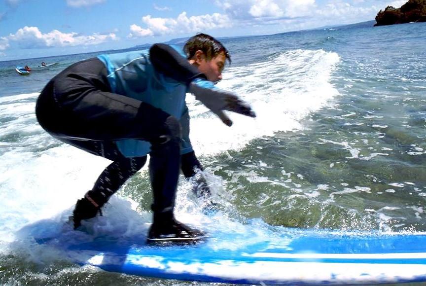 恩納村でサーファーデビュー！！スクール「なっとくの３回コース」【初心者向け1名様】｜ピナクル