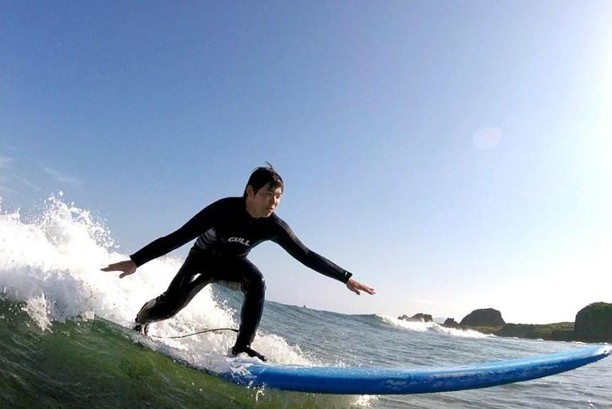 恩納村でサーファーデビュー！！スクール「なっとくの３回コース」【初心者向け1名様】｜ピナクル